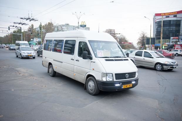 Doi hoți de buzunare, prinși după ce au furat bani într-un maxi-taxi