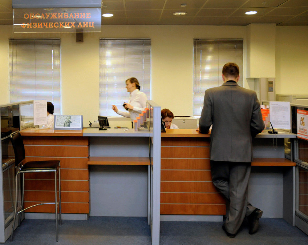Проблемные банки продолжают работать.