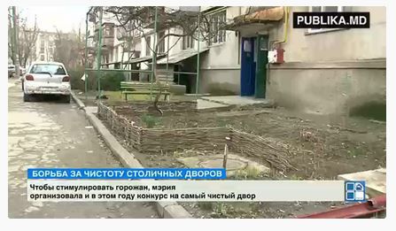 Во дворах столичных домов люди незаконно огораживают территорию.