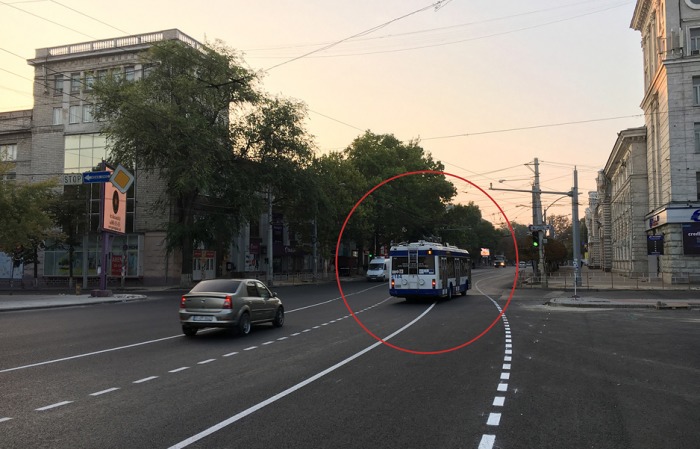 Marcaje apărute pe bd. Ștefan cel Mare sunt aplicate pentru repetițiile paradei de la 27 august. Foto: piataauto.md