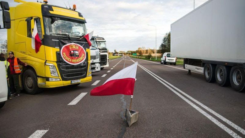 В Еврокомиссии назвали неприемлемой блокаду польско-украинской границы.