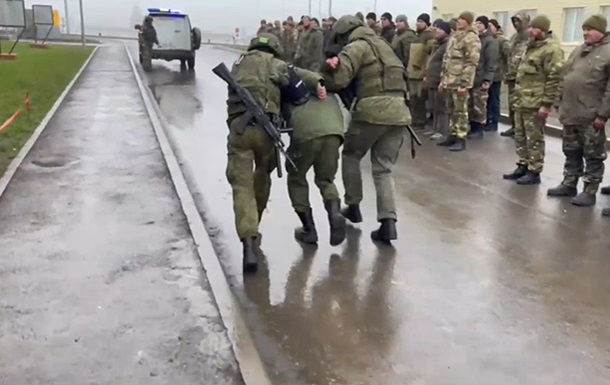 В России демонстративно задержали двух солдат за отказ ехать на войну.