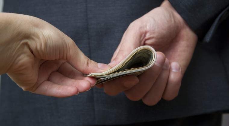 12 şoferi au fost prinşi în flagrant, în timp ce ofereau mită poliţiştilor. Foto: wall-street.ro
