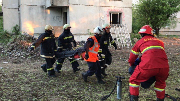 Спасатели из Кишинёва и Бельц отрабатывали сразу несколько сценариев ЧП.