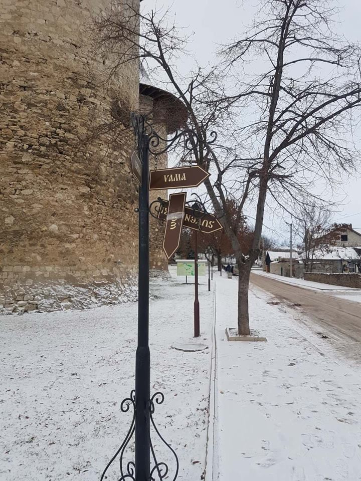 В Сороках вандалы сломали новые указатели и скамейки у крепости.