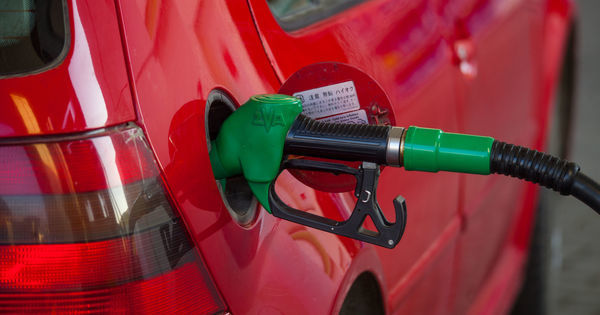 Prețul petrolului cade: Când se vor ieftini carburanții în R. Moldova