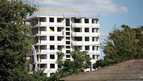 Un bărbat a fost găsit în stare de şoc după ce a căzut de la înălţime. Foto: publika.md