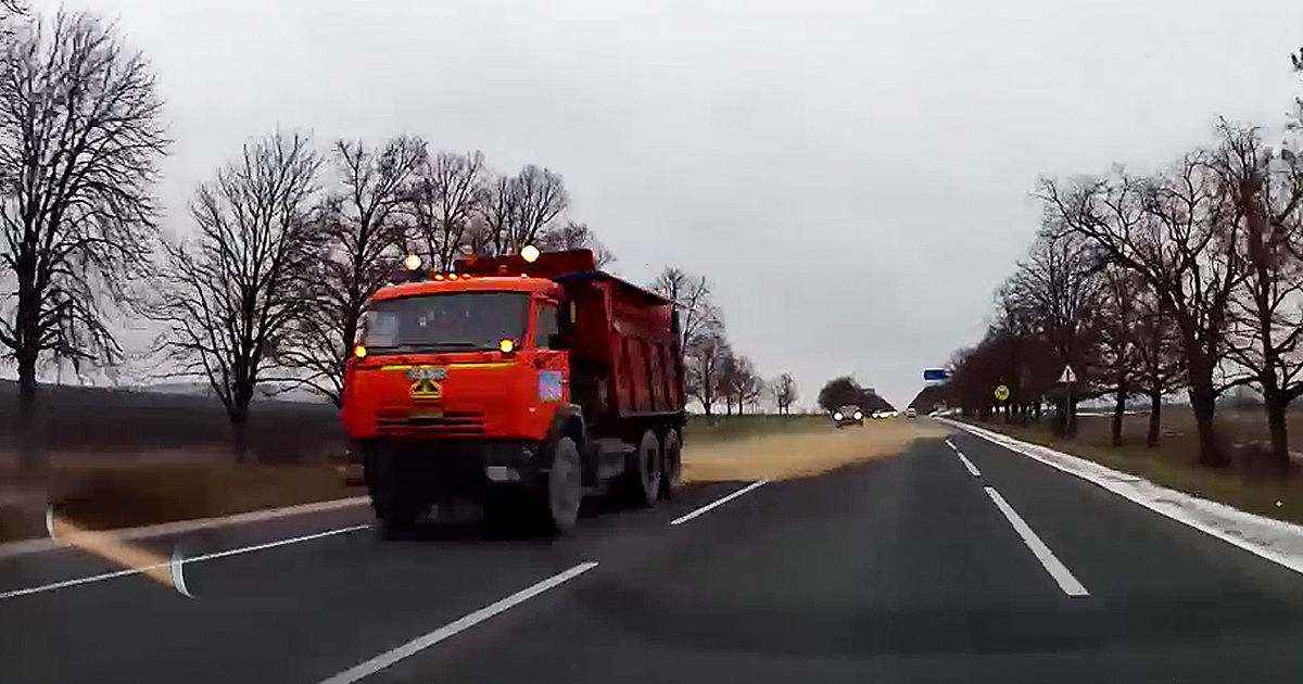 На трассе грузовик рассыпал песок, а отскочивший камень разбил стекло в авто.