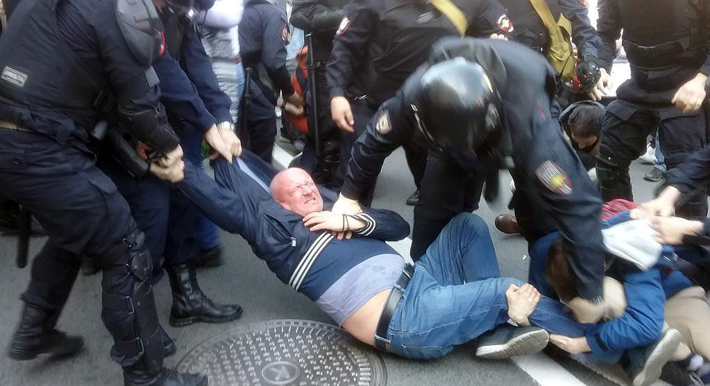 В Петербурге полиция разогнала шествие оппозиции, есть пострадавшие.