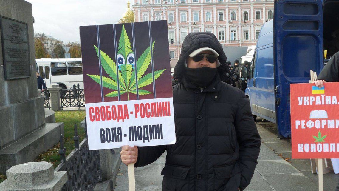 Сторонники и противники марихуаны устроили потасовку в Киеве.