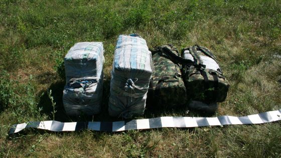 Пятеро граждан Молдовы переправились в Румынию через Прут по веревке, натянутой над рекой. Фото: bzi.ro