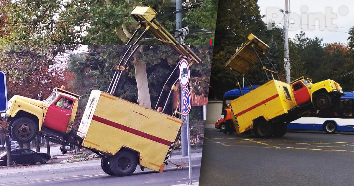 Incident neobișnuit în Capitală: O autospecială de la RTEC s-a ridicat pe două roți.