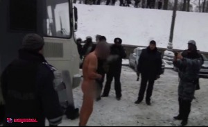 Polițistul ucrainean care a făcut publice imaginile cu protestatarul scos cu pielea goală afară de către angajații „Berkut” și-a dat demisia și a plecat din Ucraina.