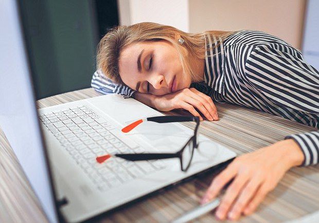 De ce şefii ar trebui să îşi lase angajaţii să doarmă la birou