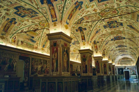 Printre acestea se găsesc mai multe scrisori controversate pe care Papa Pius al XI-lea i le-ar fi trimis lui Hitler
