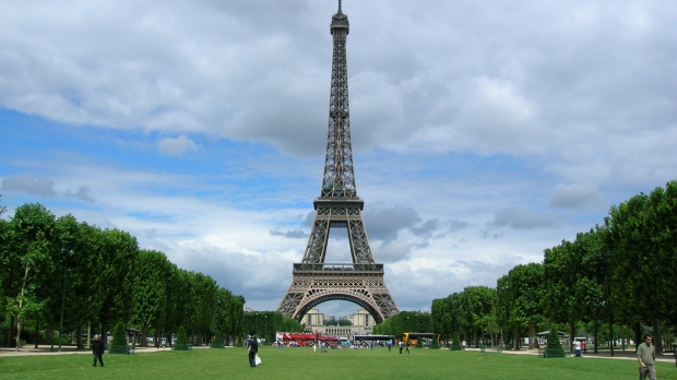 Turnul Eiffel este unul din cele mai vizitate monumente din lume