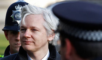 Oснователя WikiLeaks Джулиана Ассанжа в Швецию, где его обвиняют в преступлениях сексуального характера.