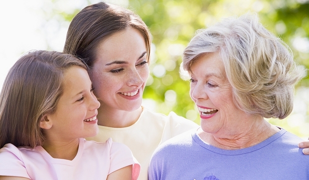 Cercetarea oferă noi dovezi în susţinerea teoriei care afirmă că menopauza a evoluat ca urmare a rolului vital pe care bunicile l-au jucat în creşterea nepoţilor în societăţile tradiţionale.