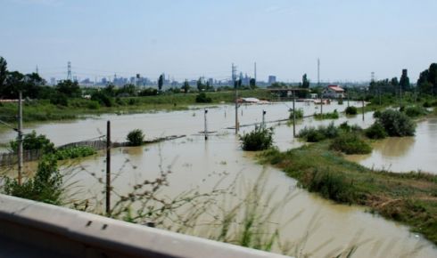  Nici ploile de astăzi nu trec fără pagube. Cinci case din raioanele Căușeni și Ștefan Vodă au fost inundate.
