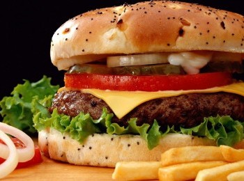 Mâncarea de tip fast-food este, de asemenea, periculoasă pentru că aceasta conţine foarte multe grăsimi.