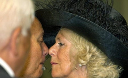 Bineînţeles, Prinţul Charles nu a avut nimic împotrivă, mai ales că nu a scăpat nici el de „botez”.