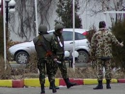 Văzînd că unul dintre militari refuză să-i execute ordinul, ilegal l-a obligat să efectueze exerciţii fizice. Foto: arena.md