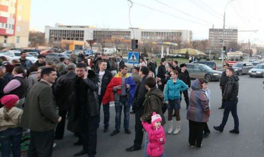 Sute de locatari din sectorul Râșcani al capitalei au protestat ieri după ce au fost deconectați de la conducta de apă.