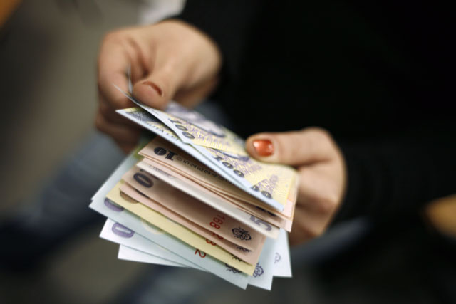 Всего сотрудникам правоохранительных органов удалось подобрать на дороге лишь 490 леев.