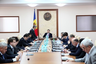 Totodată, sursa citată afirmă că, mîine, la 13.00, Premierul Vlad Filat va susţine un briefing