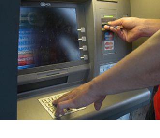 Взломав крышку банкомата, они похитили около 900 000 рублей ($27.3 тыс.). 