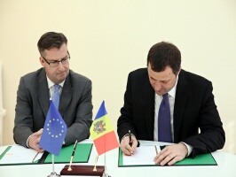 Ceremonia de semnare a avut loc în prezenţa şefului Delegaţiei Uniunii Europene în Republica Moldova, Ambasadorul Dirk Schuebel