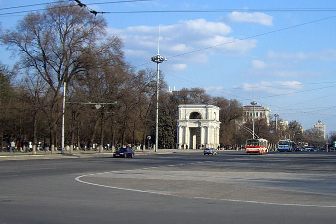 В центре Кишинёва вскоре появится новогодняя ёлка. Фото: Сергей СЕДЛЕЦКИЙ