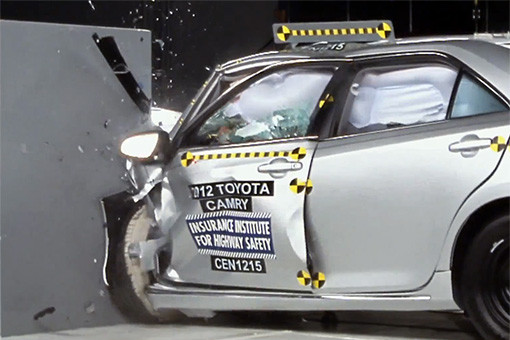 По замыслу специалистов IIHS, краш-тест моделирует ситуацию лобового столкновения со встречным автомобилем, деревом или фонарным столбом.