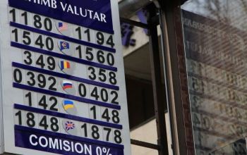 Leul moldovenesc s-a depreciat în raport cu dolarul american şi leul românesc