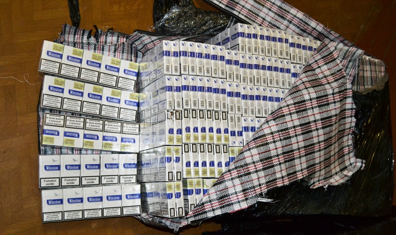 În urma cercetării sectorului, angajaţii Poliţiei de Frontieră au descoperit: 6 colete ce conţineau o cantitate de 7450 pachete cu ţigări marca „Winston”.
