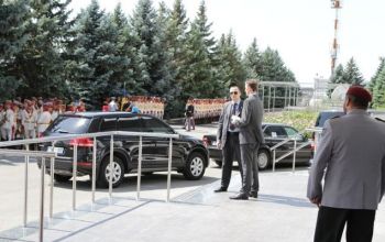 MAI a confirmat faptul că un cetăţean, de 23 de ani, a aruncat un cocktail Molotov în cortegiul Angele Merkel