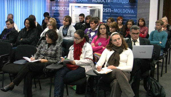 Reprezentanții mai multor organizații neguvernamentale alături de Ina Șupac au elaborat o rezoluție pe care o vor înainta în parlament. Foto: newsmoldova.md