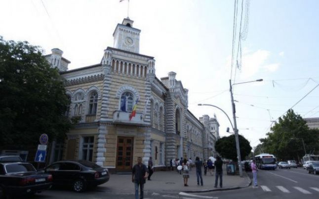 Potrivit edilului, în cel mai rău caz, iluminatul public trebuie să înceapă de la aceste construcţii.