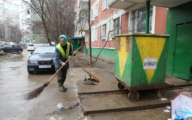 În prezent, leafa unui măturător variază între 2.000 şi 3.000 de lei.
