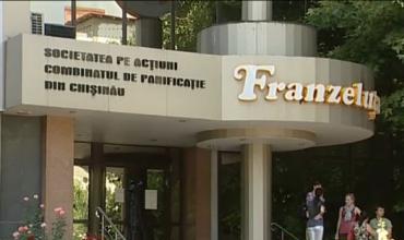 Flăcările au ars mesele, scaunele, dar şi aparatul de aer condiţionat. Foto: tv7.md