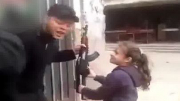 Fetiţa nu pare deloc speriată, ba din contră, pare încântată de fapta ei. 