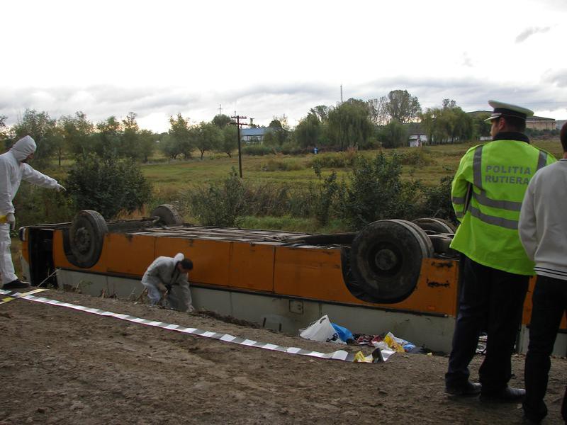 Potrivit unui oficial local, vehiculul a căzut într-o prăpastie în timp ce se afla pe un drum naţional din provincia Haouz. 