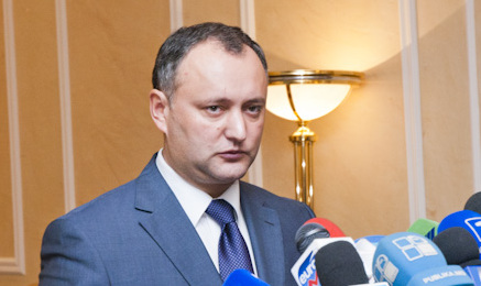 Додон утверждает, что около полугода назад в ПСРМ сформировалась группа из двух человек, которые активно поддерживают идею голосования за правое правительство. 