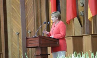 По завершении визита многие жаловались на дикцию переводчика, осложнившие понимание слов Меркель. 