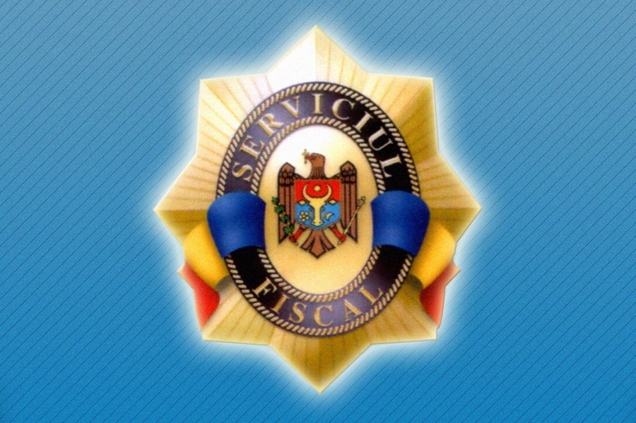Сотрудник налоговой инспекции открыл в рабочем помещении столовую, работавшую без кассового аппарата и уклонявшуюся от налогов.