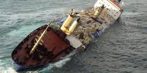 6 марта 2013 года молдавское судно «Николай Бауман» потерпело крушение в протоке гирло Быстрое (Украина). Фото: mail.ru