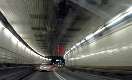 "Sistemul de metrou şi apa sărată nu vor face casă bună", a declarat el. 