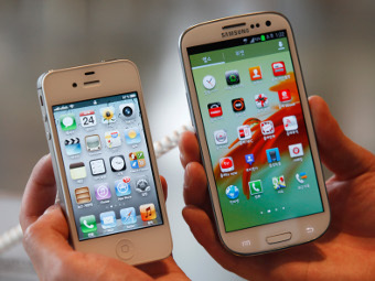 iPhone 4S (слева) и Galaxy S III, фото Reuters