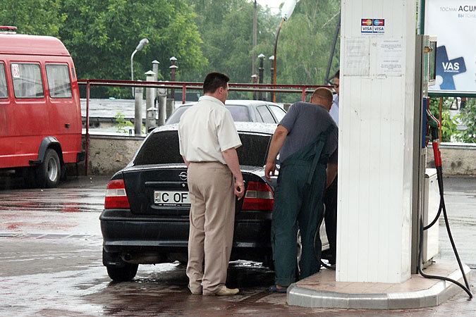 Чтобы заправить автомобиль следует обратиться к кассиру заплатить и получить карточку на самообслуживание.