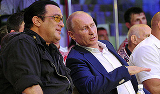 Путин и Стивен Сигал посмотрели тренировку молодых мастеров боевых искусств.